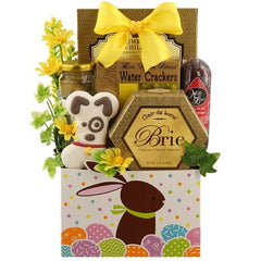 This Gift Includes:
For The Owner:
Butterscotch Candies by Primrose Hill Confections 3 oz.
Rocky Mountain Double Stuffed Queen Olives 5 oz.
Three Pepper Blend Water Crackers 2 oz.
Garlic Beef Sausage Chub 5 oz.
Brie Creamy Cheese Spread 3.5 oz.
For The Dog:
Bakery Fresh Hand Iced Gourmet Dog Biscuit
Box Container
Gift Size 7” x 4” x 12”
Dim Wt: 6 lbs (13x9x7)